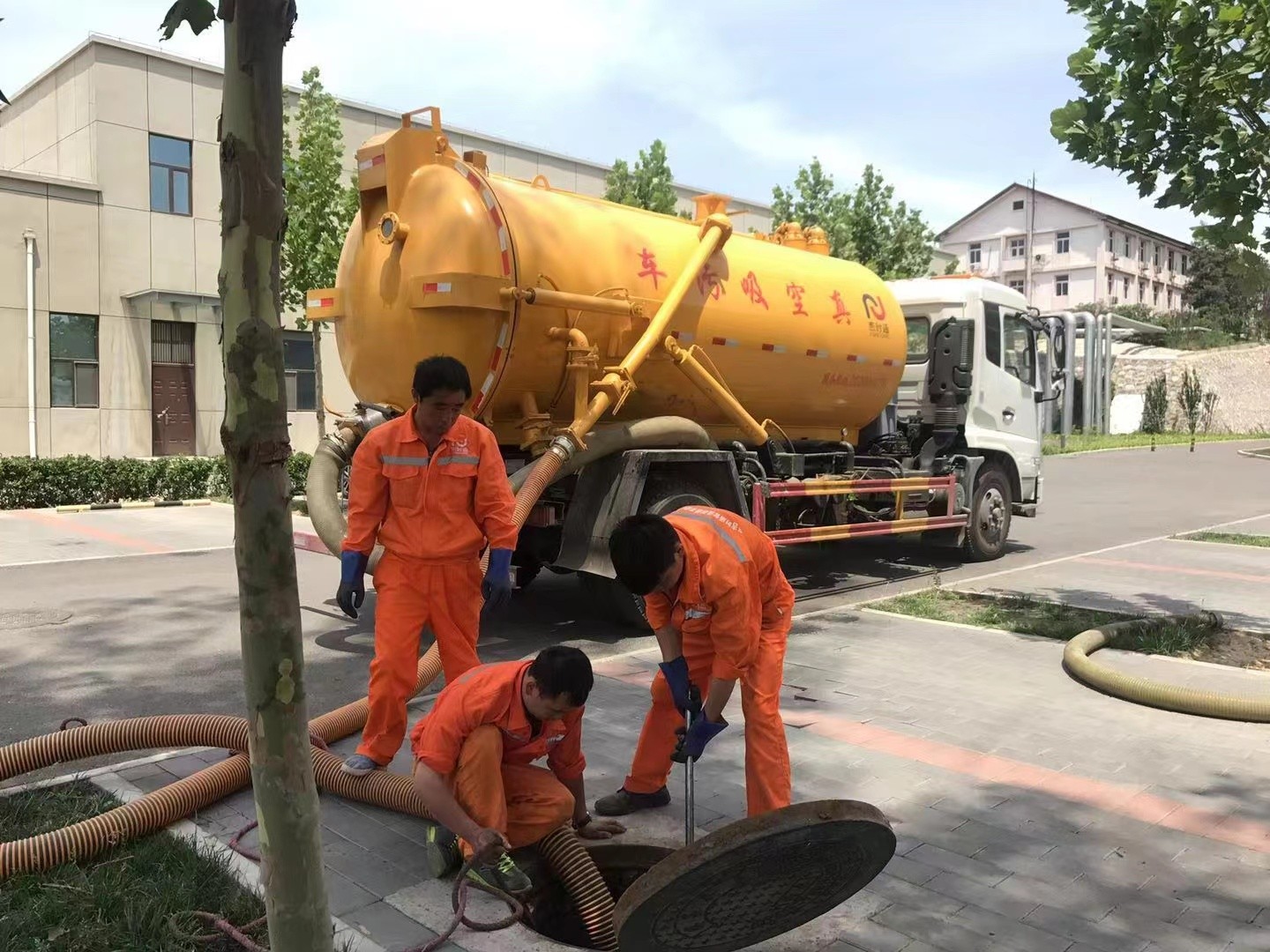 重庆化粪池清理与5-8吨吸粪车施工效率分析